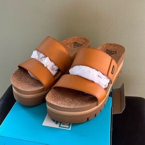 Reef Women's Cushion Vista Hi 2.5 Platform Sandals